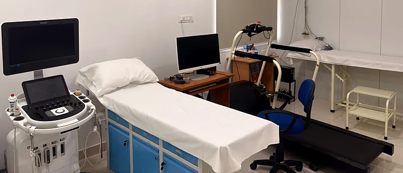 The procedure room, with the echocardiography machine, an examination bed and the treadmill